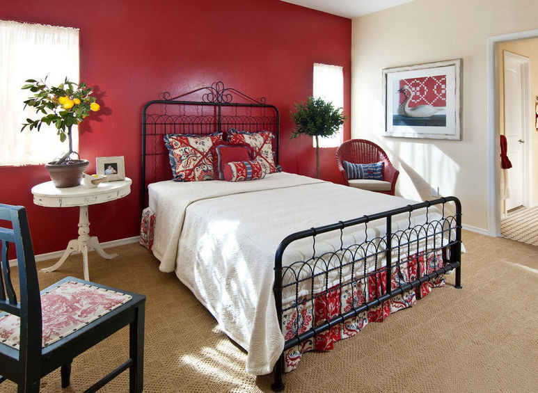 Сочетание цветов в интерьере с красным ковром