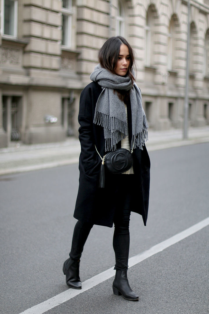 Как носить черное пальто и шарф