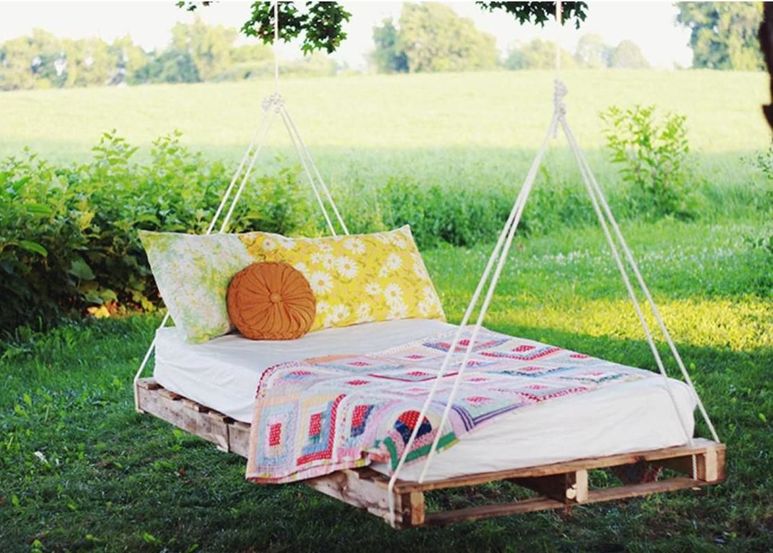 Кровать качели для отдыха на свежем воздухе